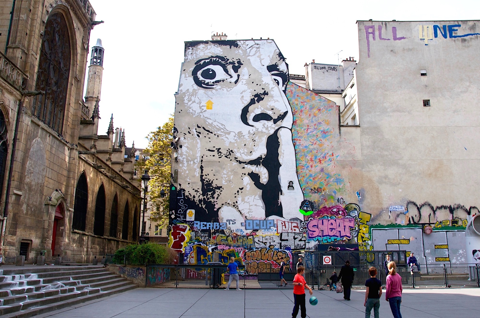 5ddfe4f8c587b_Paris_insolite.jpg