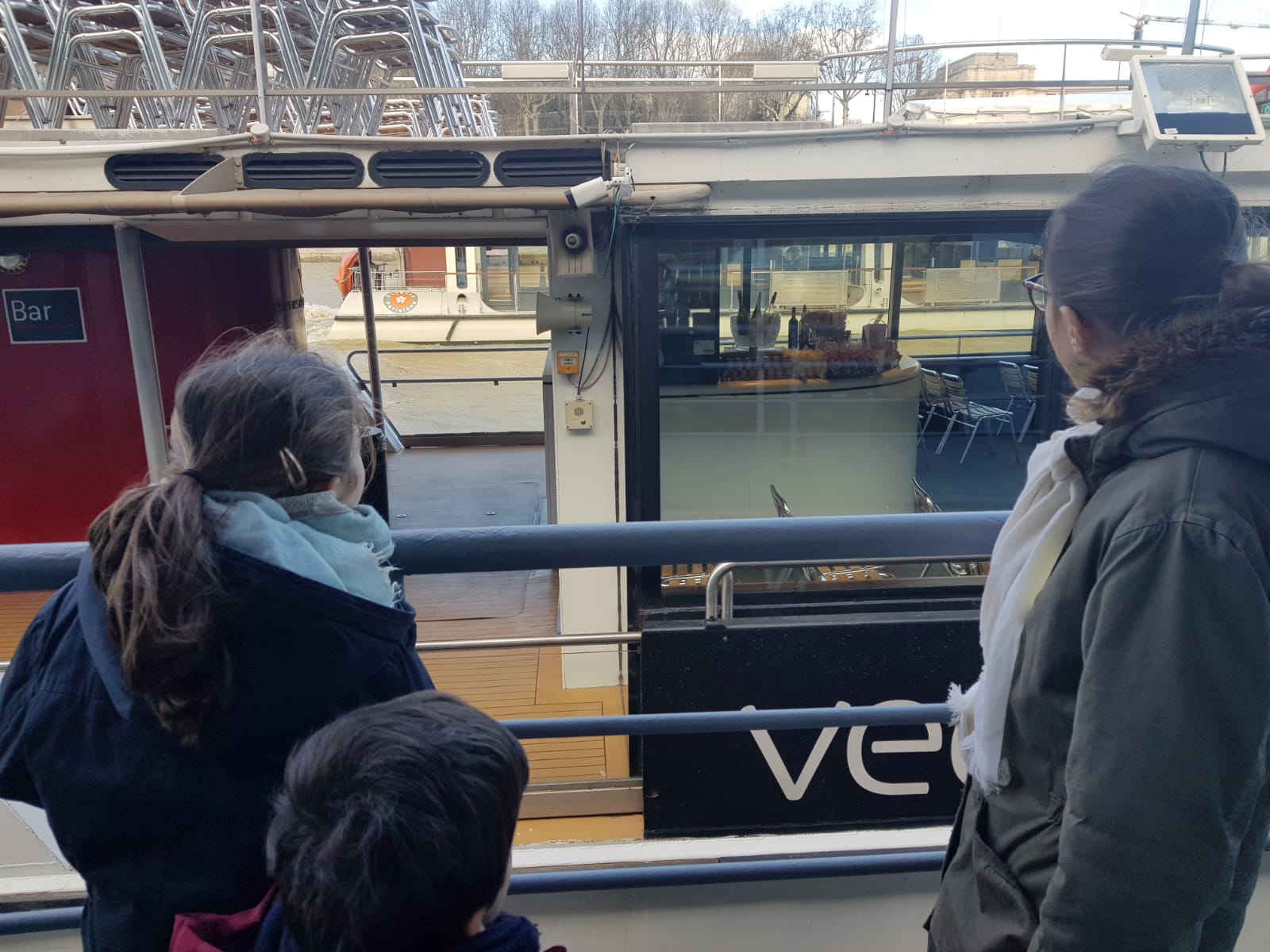 5e7397142a979_vedette-de-paris-en-famile.jpeg